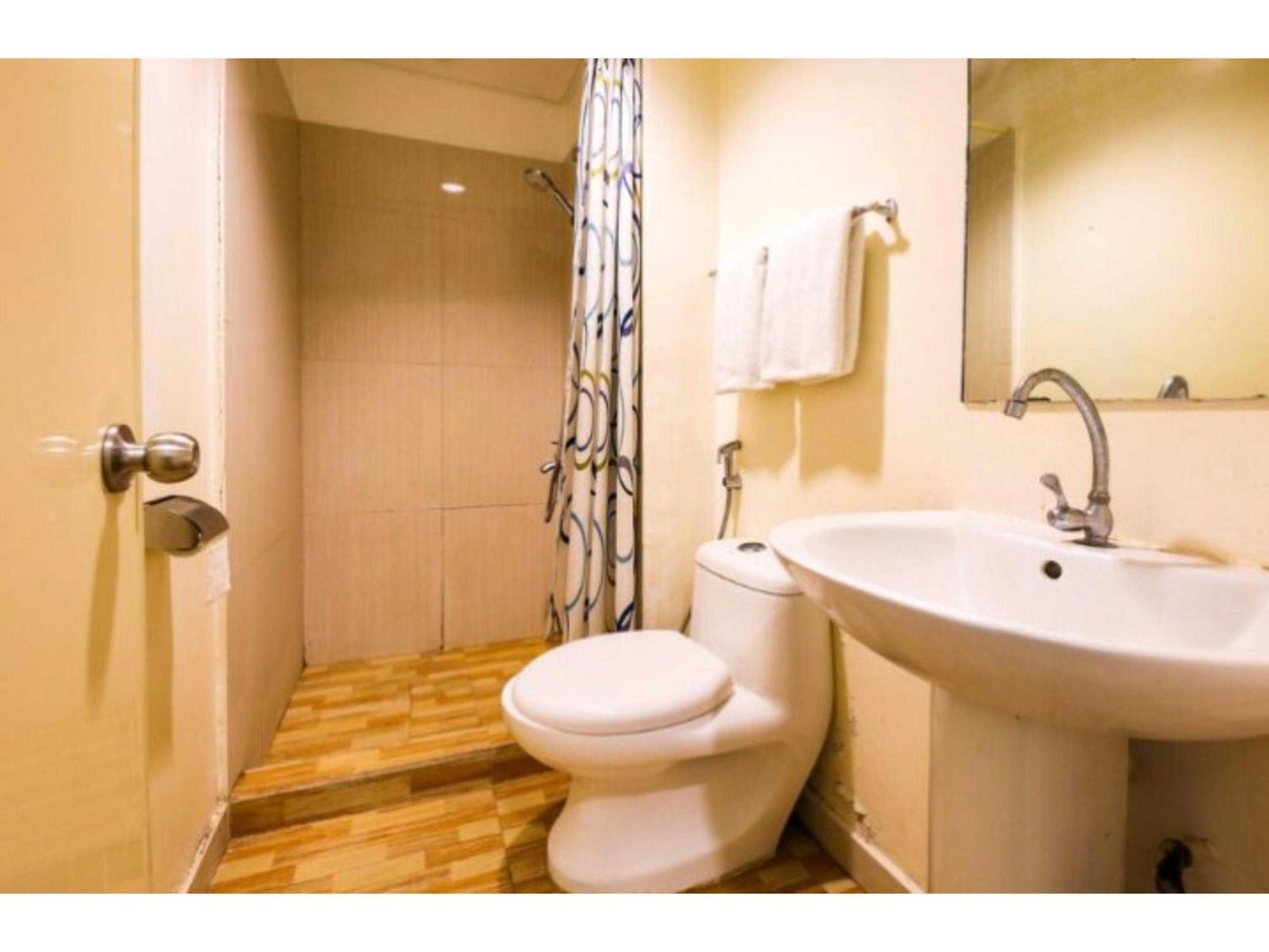 Oyo 769 Poblacion Suites Polaris Макати Экстерьер фото
