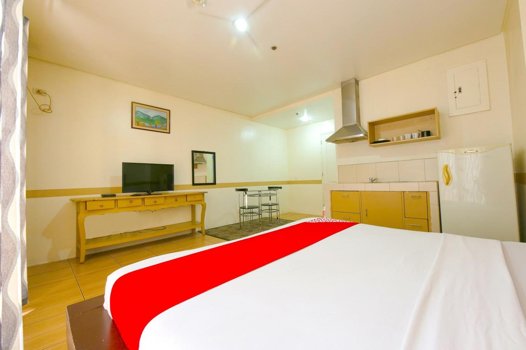 Oyo 769 Poblacion Suites Polaris Макати Экстерьер фото