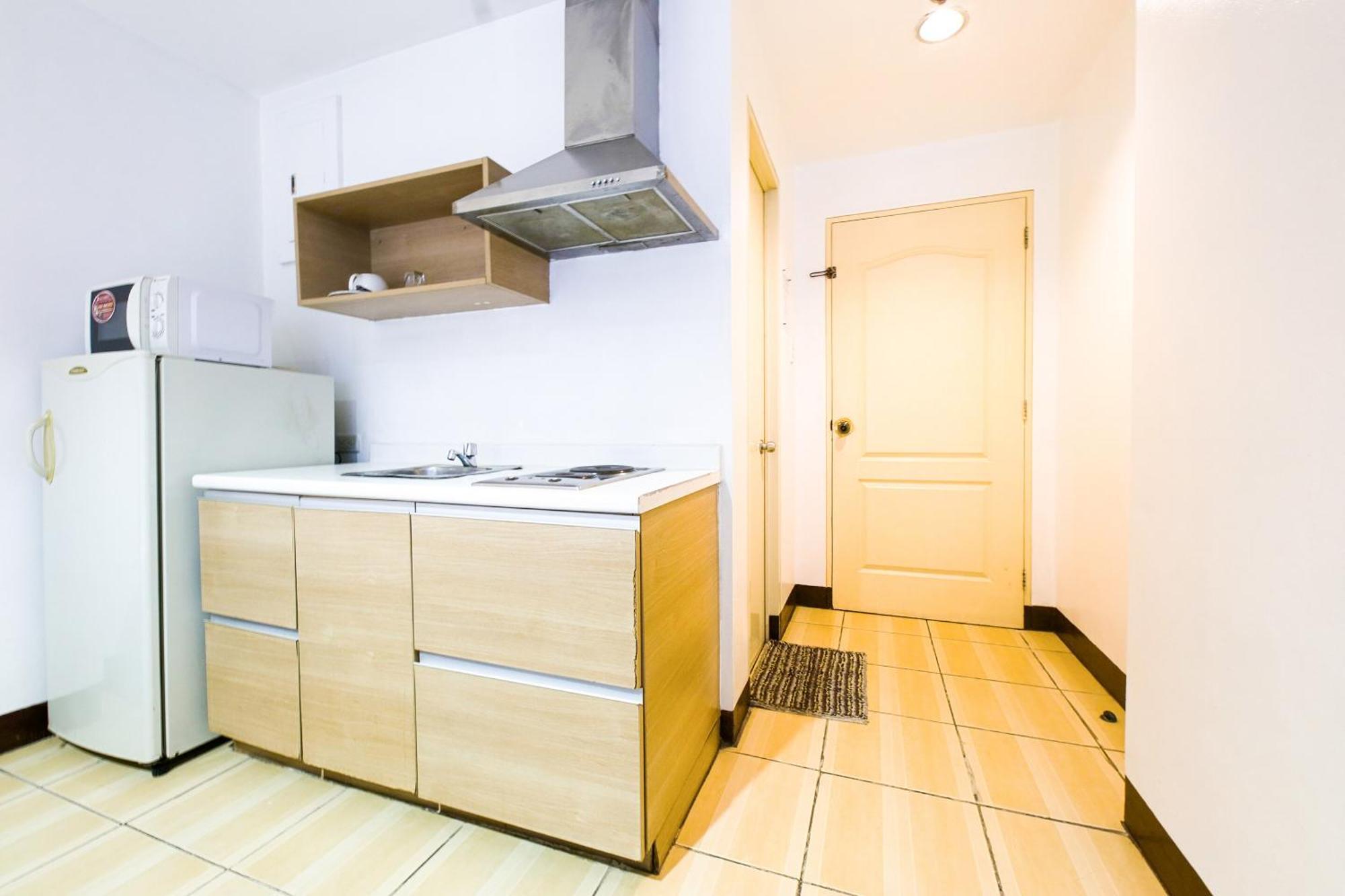 Oyo 769 Poblacion Suites Polaris Макати Экстерьер фото