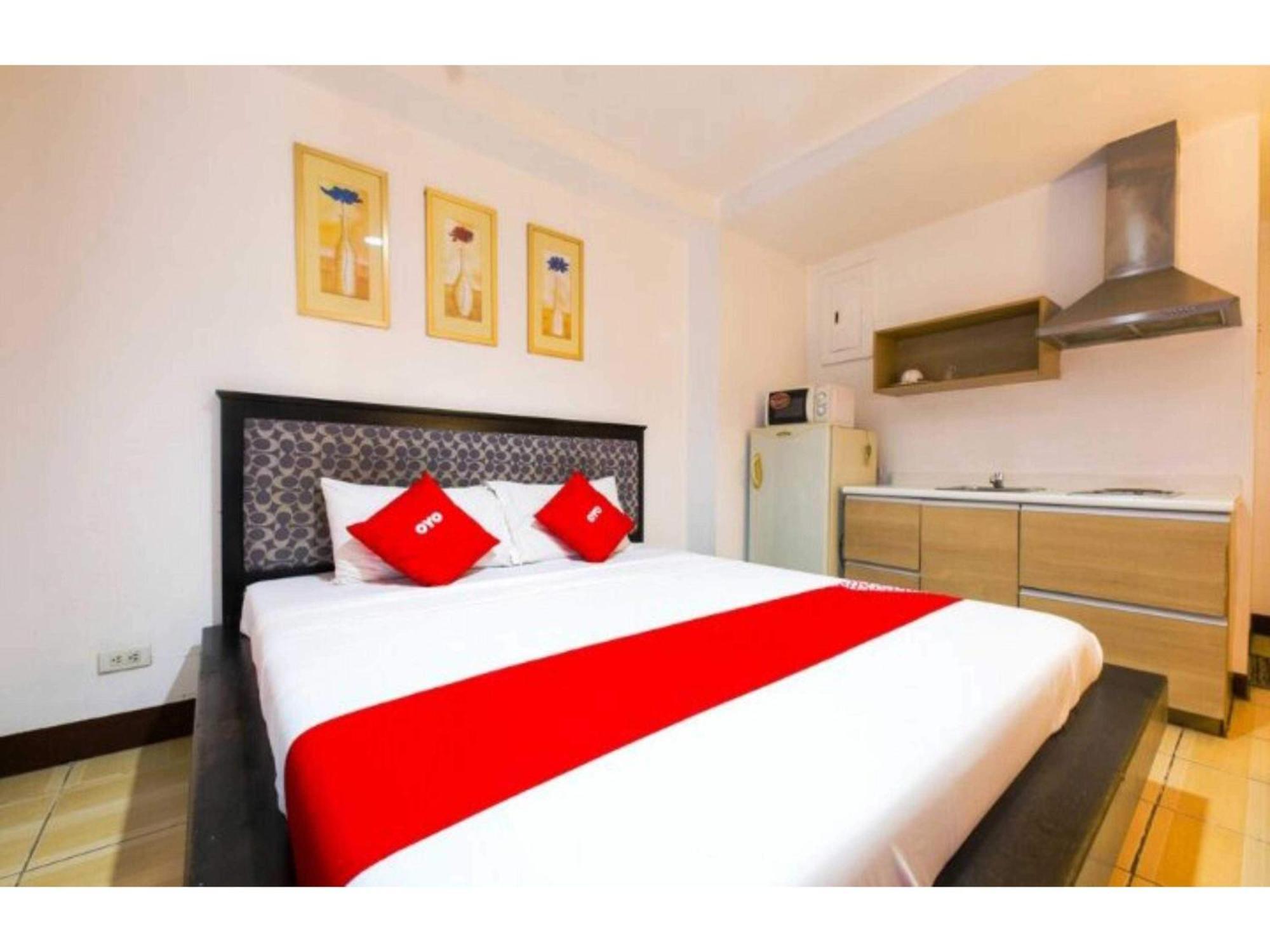 Oyo 769 Poblacion Suites Polaris Макати Экстерьер фото