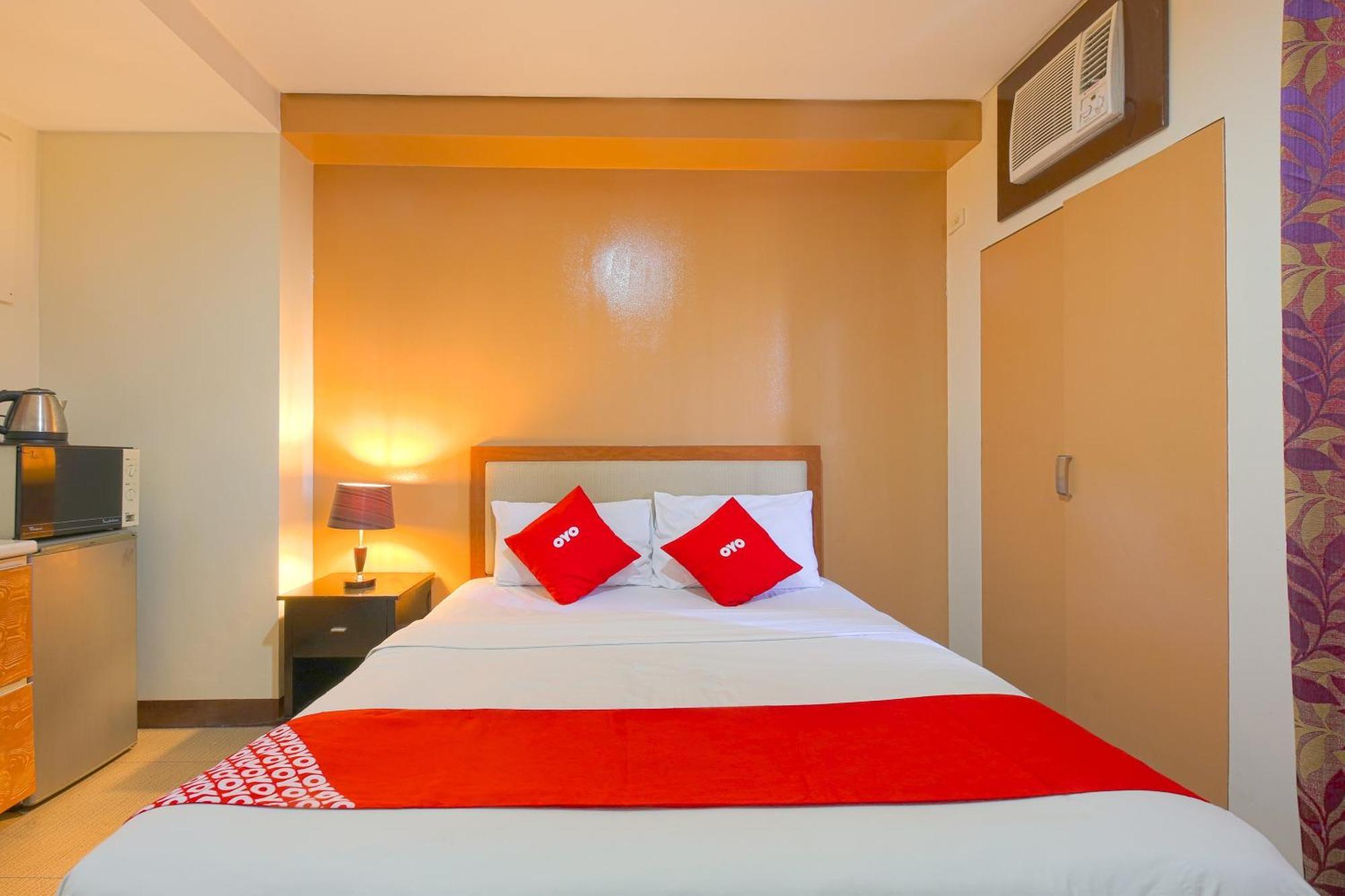 Oyo 769 Poblacion Suites Polaris Макати Экстерьер фото