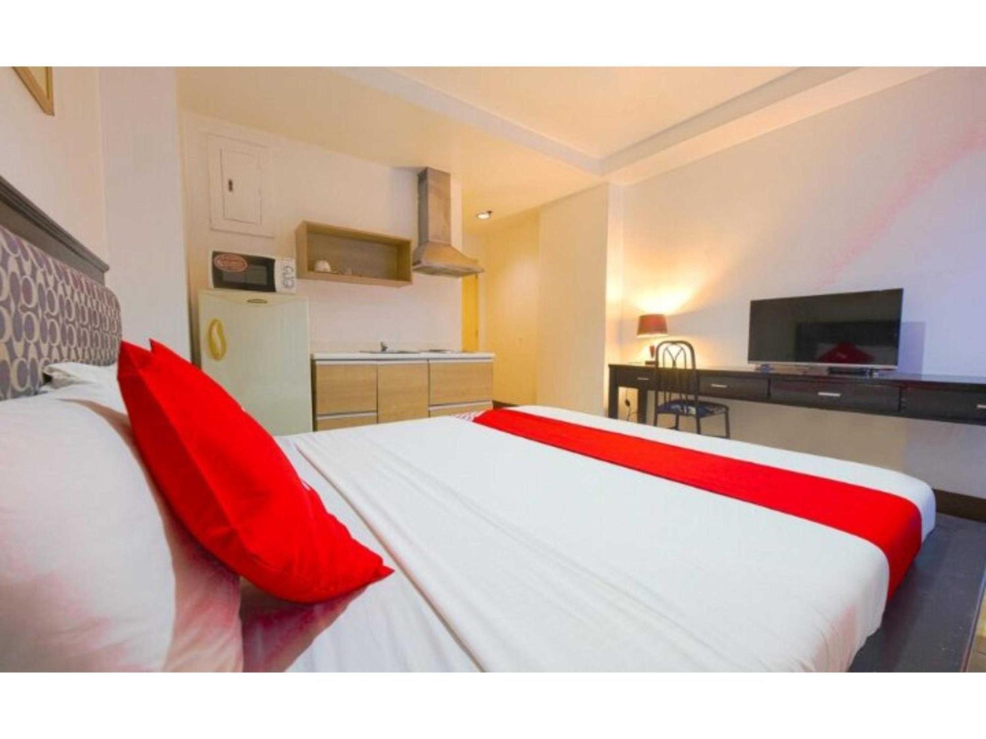 Oyo 769 Poblacion Suites Polaris Макати Экстерьер фото