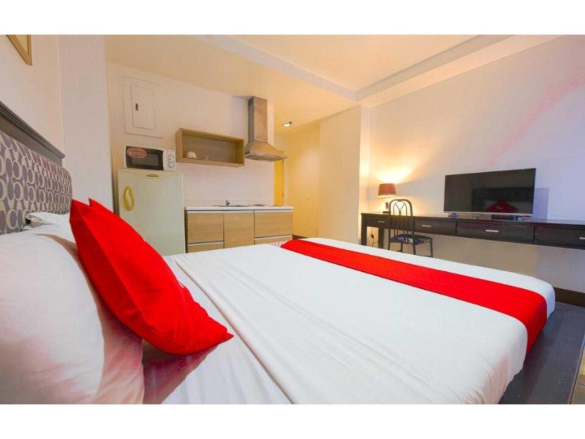 Oyo 769 Poblacion Suites Polaris Макати Экстерьер фото