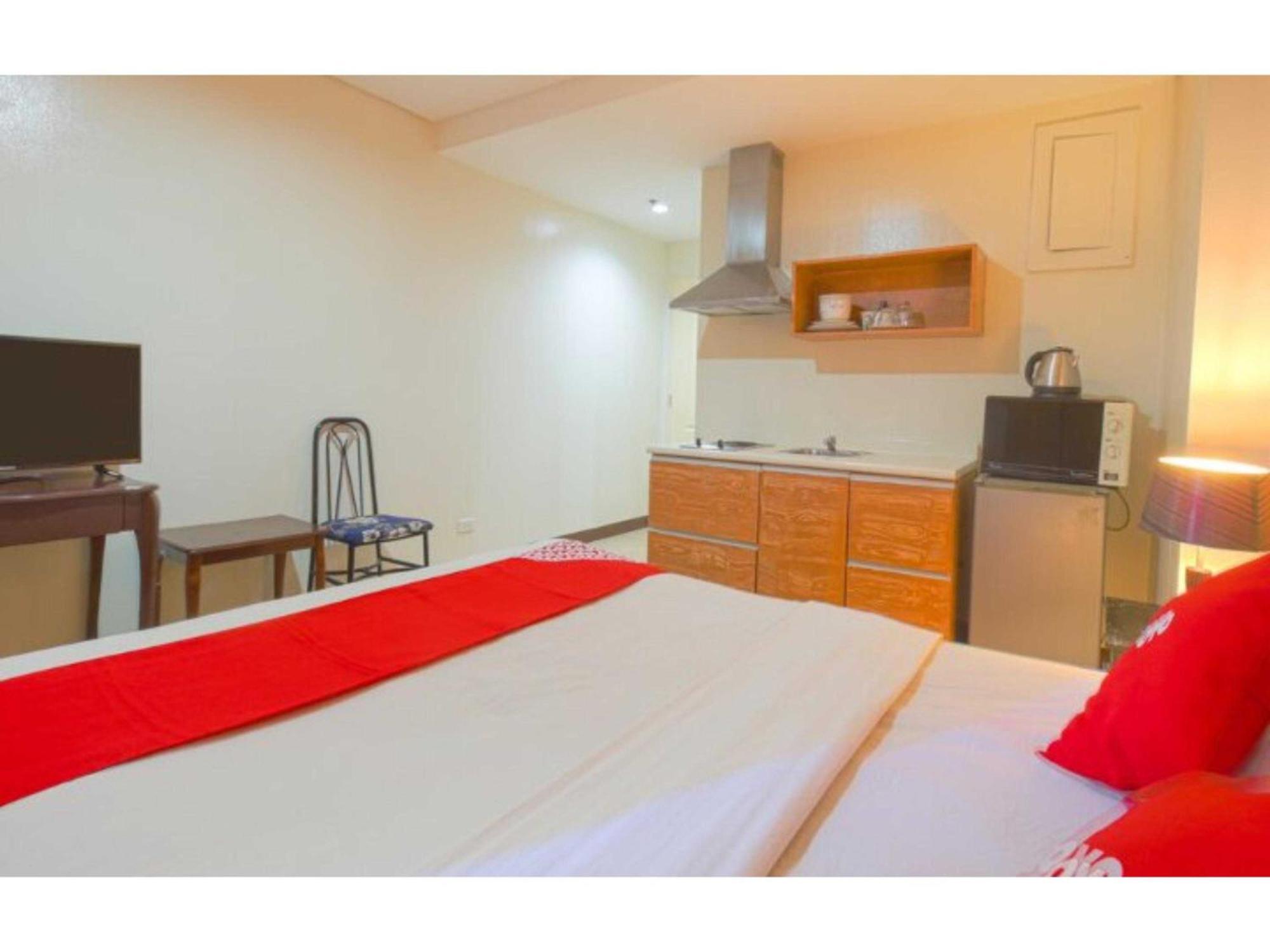 Oyo 769 Poblacion Suites Polaris Макати Экстерьер фото