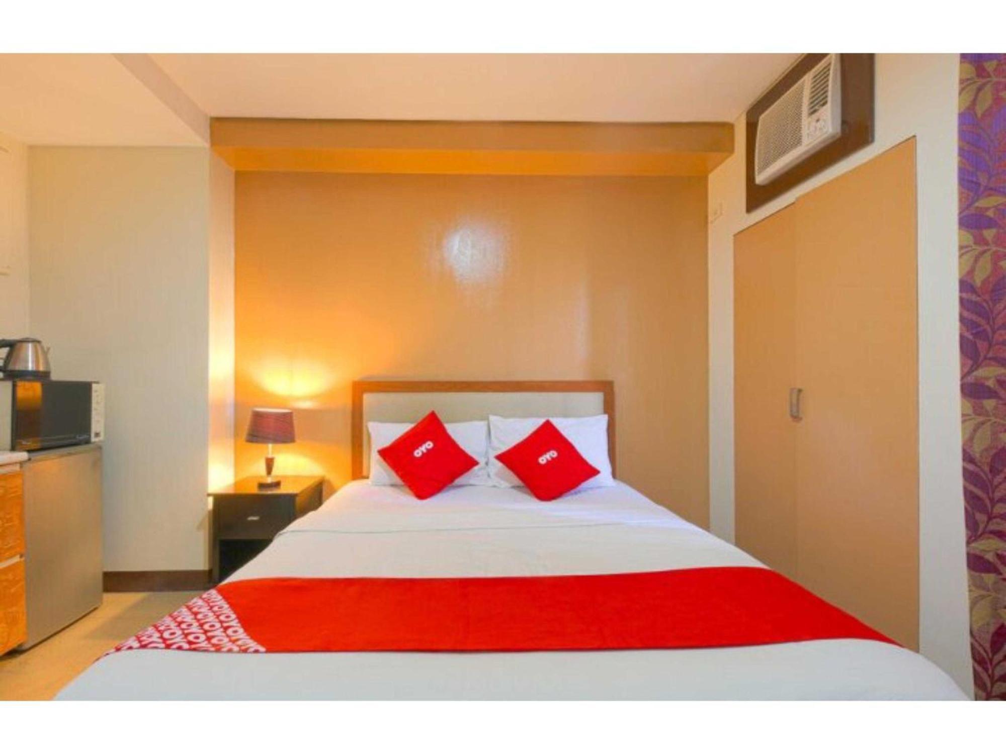 Oyo 769 Poblacion Suites Polaris Макати Экстерьер фото