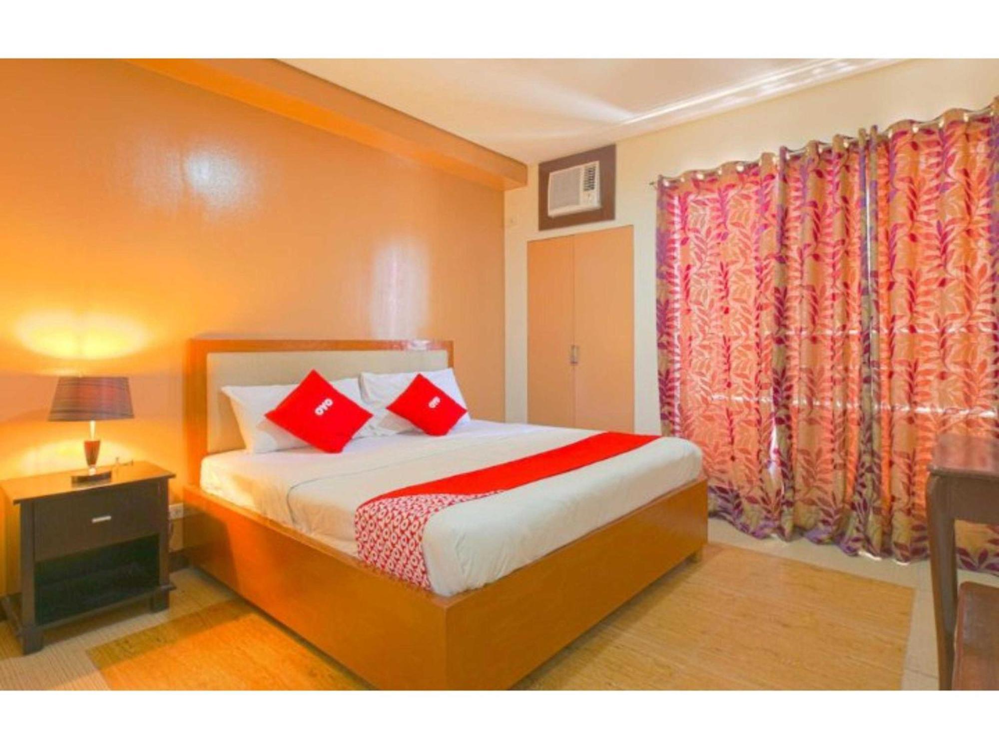 Oyo 769 Poblacion Suites Polaris Макати Экстерьер фото