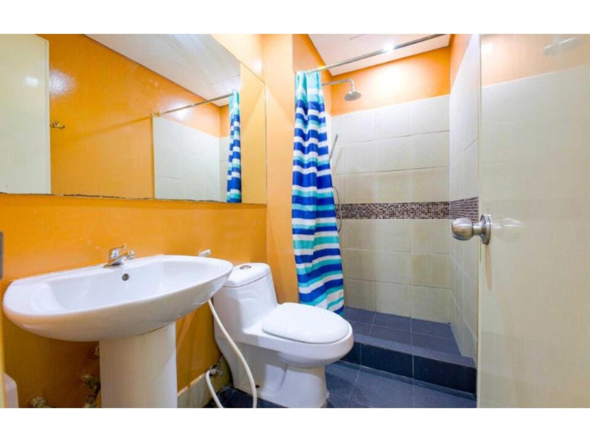 Oyo 769 Poblacion Suites Polaris Макати Экстерьер фото
