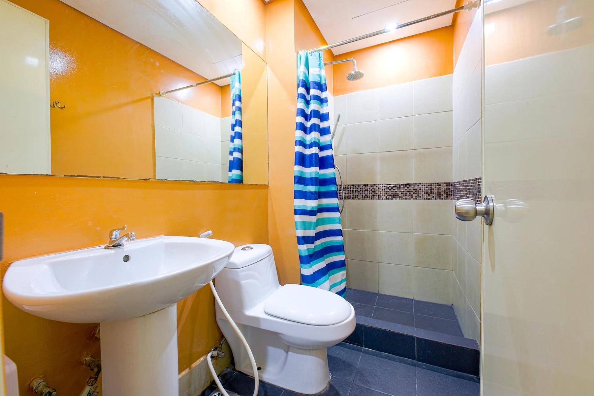 Oyo 769 Poblacion Suites Polaris Макати Экстерьер фото
