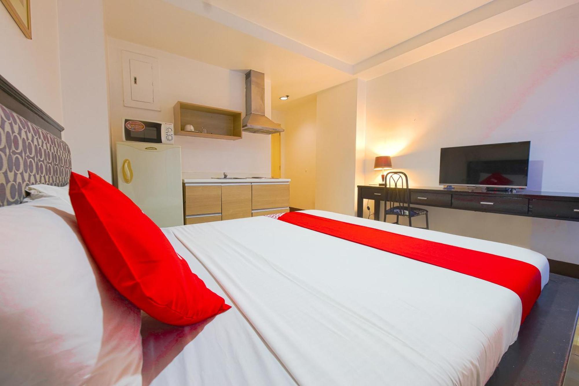 Oyo 769 Poblacion Suites Polaris Макати Экстерьер фото