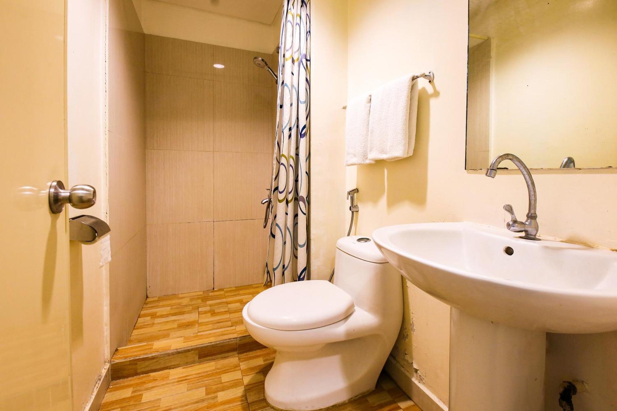 Oyo 769 Poblacion Suites Polaris Макати Экстерьер фото