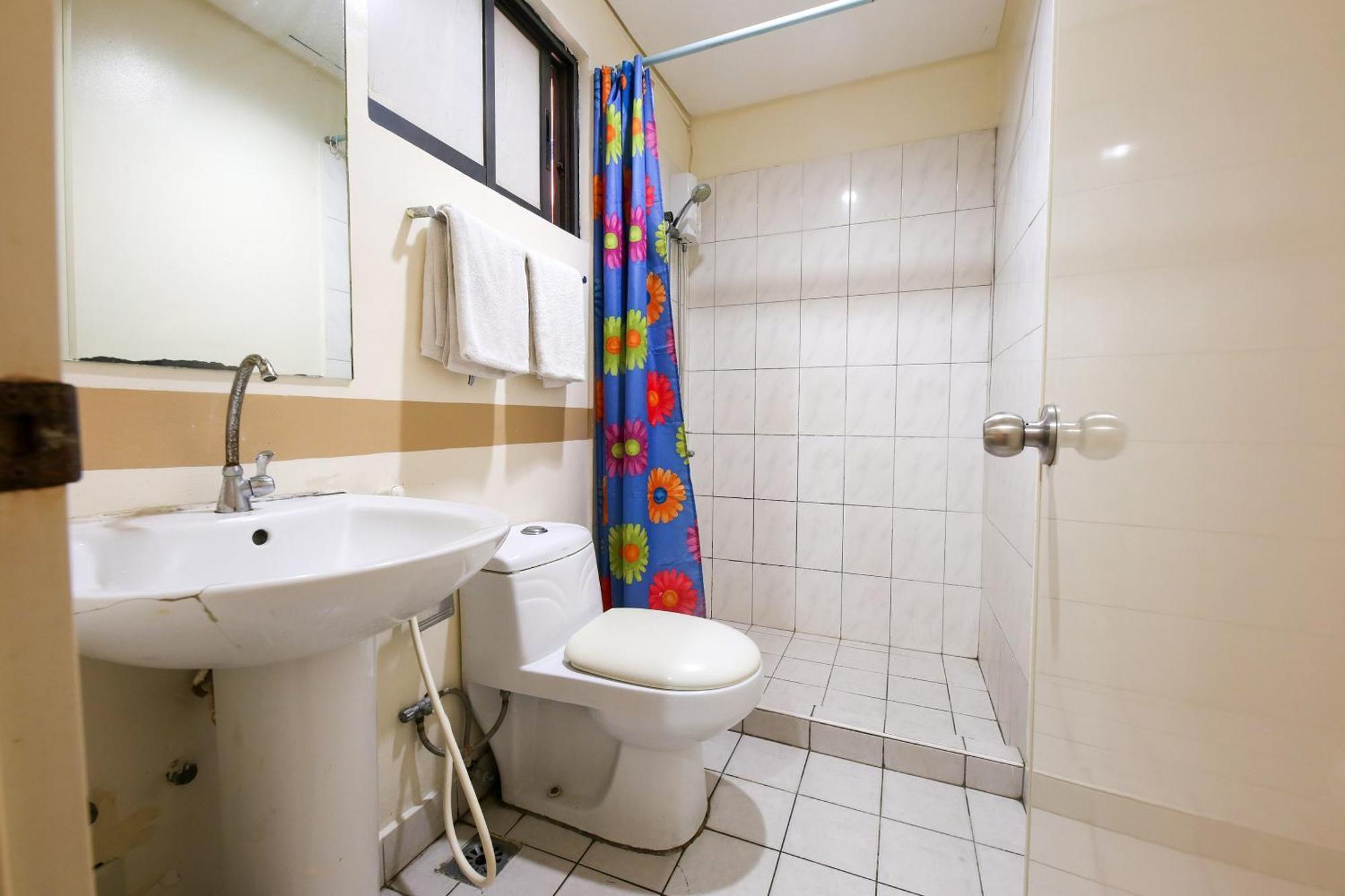 Oyo 769 Poblacion Suites Polaris Макати Экстерьер фото