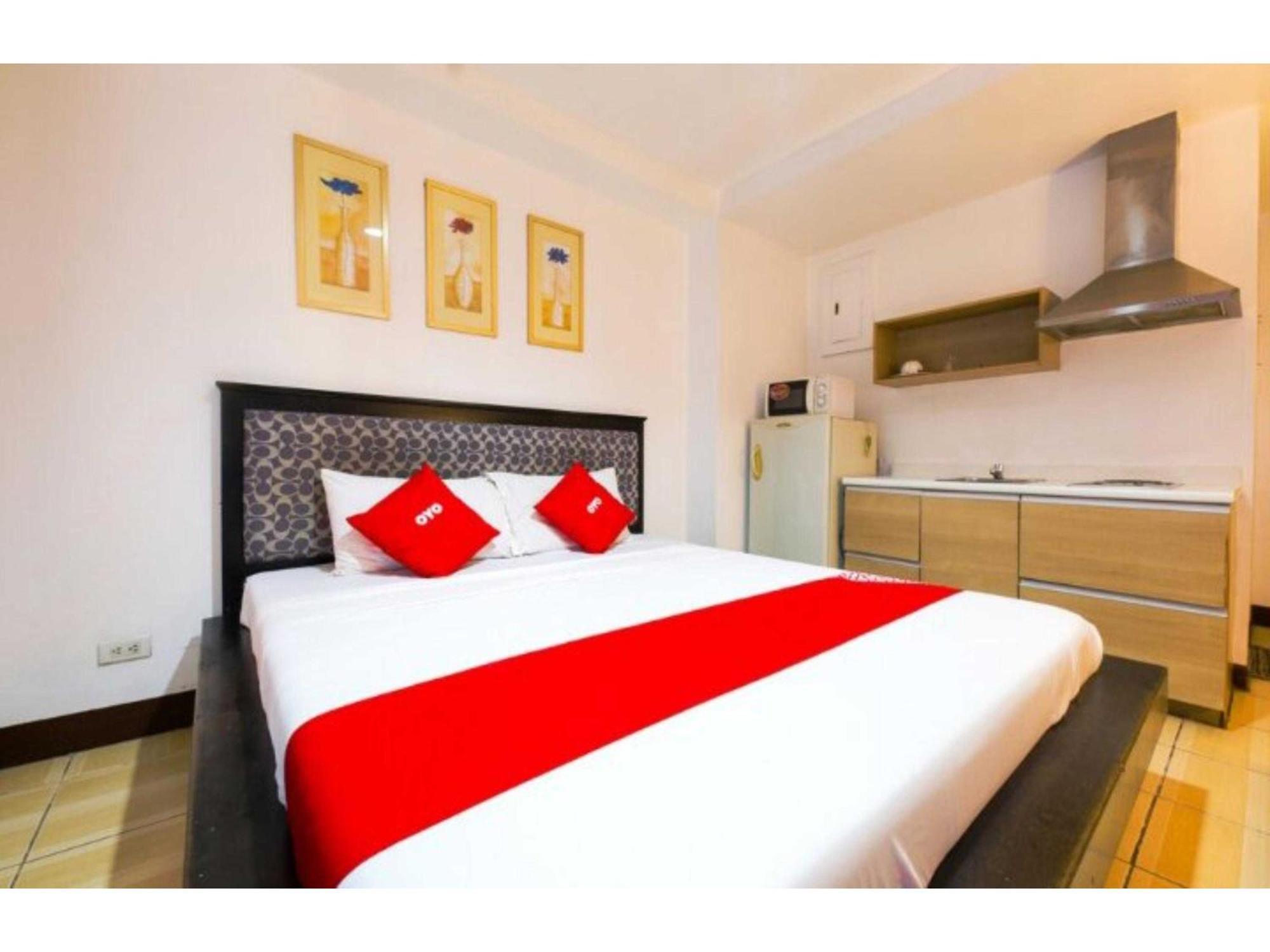 Oyo 769 Poblacion Suites Polaris Макати Экстерьер фото